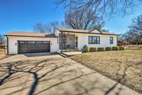 Emporia Family Home Near Downtown: Game Room! - Intérieur