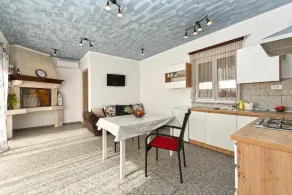 Bright studio apartment with pool view - Stue