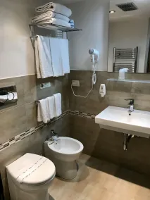 Best Quality Hotel Politecnico - Bathroom