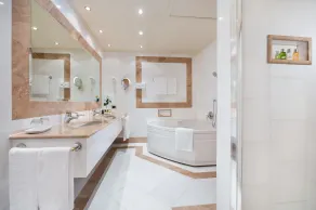 Royal Hotel Carlton - Bathroom