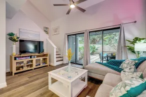 Chic Townhouse w/ Hot Tub, 4 Mi to Atlantic Beach! - Interiør