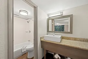 Red Roof Inn PLUS+ & Suites Naples Downtown-5th Ave S - Badrum