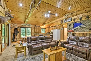 Scenic Cabin on 2 Acres Near Lake Holcombe Marina! - Interiør