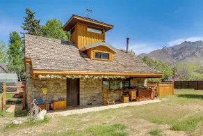 Historical Mtn-view Getaway w/ Hot Tub in Sandy! - Innenbereich