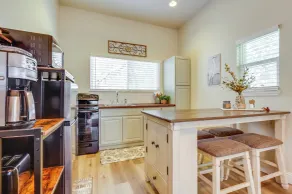 Clear Lake Getaway w/ Dock Access & Shared Yard! - Innenbereich