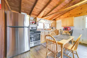 Beach + Game Room Access: Lakefront Levering Cabin - Interiör