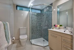 Poinciana 011 Deluxe 2 Bedroom Apartment Centrally Located With Golf Buggy - Bathroom