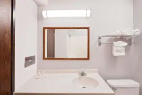 Super 8 by Wyndham Fayetteville - Salle de bain