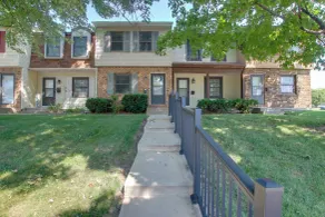 5 Mi to Downtown Davenport! Townhome w/ Patio - Interior
