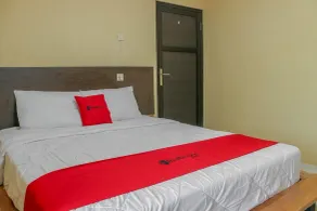RedDoorz Syariah near Pasar Modern Cikopo - Room