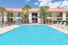Days Inn & Suites by Wyndham Navarre - near Beaches Hurlburt - Piscine