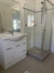 Esk Mountain View Lodge - Bathroom