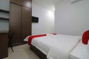 RedDoorz Plus near Kepri Mall - Room
