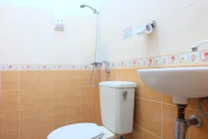 Homestay Syariah Monjali Taman Pelangi by Simply Homy - Bathroom