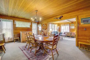 Waterfront Alanson Cottage w/ Dock & Lake Access! - Innvendig