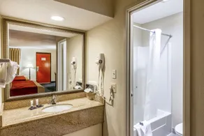 Red Carpet Inn Norwalk - Bathroom