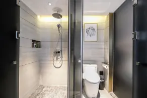 Housekeeper Hotel Beijing Road Branch - Bathroom