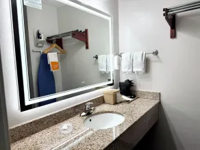 Quality Inn & Suites Greenville I-65 - Badezimmer