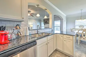 Fayetteville Home: Near University & Biking Trails - Interiör
