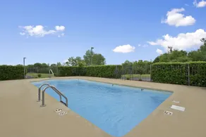 Super 8 by Wyndham Tupelo Airport - Piscine