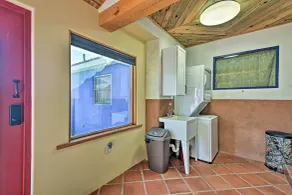 Cozy 'Blue Adobe' w/ Steam Room 2 Mi. from Taos! - Interiør