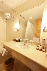 Harmoni Suites Hotel - Bathroom