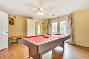 Family Home w/ Game Room & Decks in Etlan! - Interni