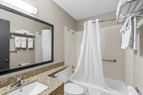 Days Inn & Suites by Wyndham Des Moines Airport - Bathroom