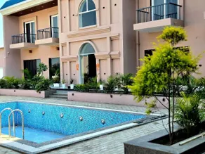 R N Hotel & Lawn - Piscina
