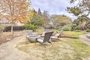 Peaceful Windsor Retreat w/ Private Hot Tub! - Innvendig