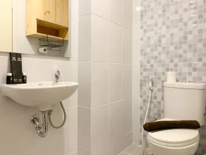 Minimalist Studio Room At Tokyo Riverside Pik 2 Apartment - Salle de bain