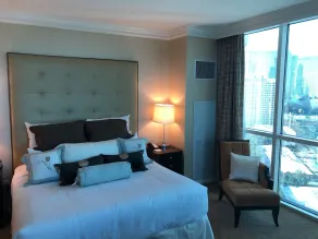 True 1BR Balcony Suite with Strip View at MGM Signature - Habitación