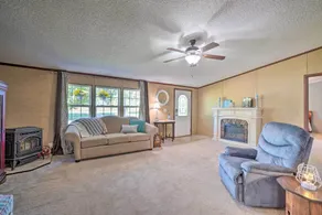 Monett Family Ranch Home w/ Fireplace & Huge Deck! - Interiør
