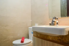Minimalist and Comfy Studio at Menteng Park Apartment By Travelio - Bathroom