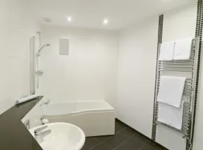 Castle Limes Hotel - Baño