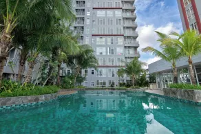 Nice and Cozy Studio at Vida View Makassar Apartment By Travelio - Piscine