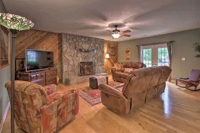 Hendersonville Home w/ Fire Pit: 5 Mi to Downtown! - Interiør