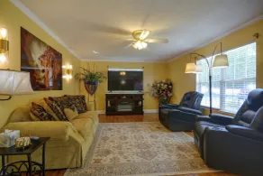 5 Mi to Vir! Private Escape w/ Yard & Decks - Interiör