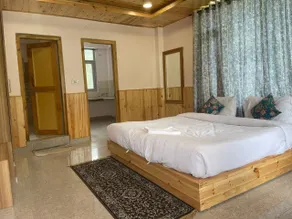 Apple Flower Hotel - Personal Balcony, Lift, Garden and Mountain View - Room