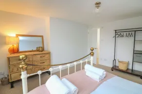 Ellenor - Room