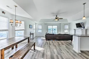 Wildwood Condo: Walk to Beach + Water Parks! - Intérieur