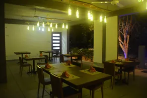 Royal Tusker Hotel - Restaurant