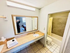 Cumberland Inn near downtown - Bathroom