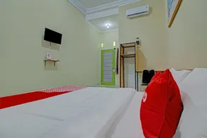 RedDoorz Syariah at Shakira Alesha Enggal - Room
