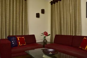 2BHK Comfortable Furnished Serviced Apartments in Hauz Khas - Woodpecker Apartments - Interior entrance