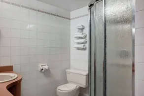 Days Inn by Wyndham Niagara Falls Near The Falls - Salle de bain