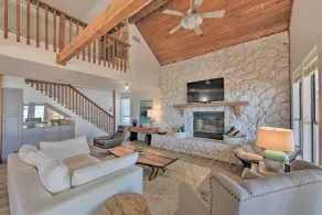 Stunning Lakefront Home: Hot Tub & Game Room! - Innenbereich