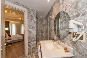 Golden Royal Hotel & SPA - Bathroom