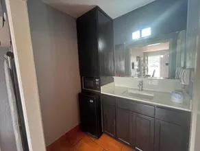 La Posada Inn By OYO Brownsville - Bathroom