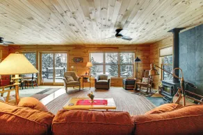 Dock & Foosball: Esquagama Lake Family Cabin - Innvendig